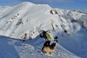 61 Su labile traccia nella neve ci abbassiamo ala Bocchetta di Grem spazzati dal vento da nord